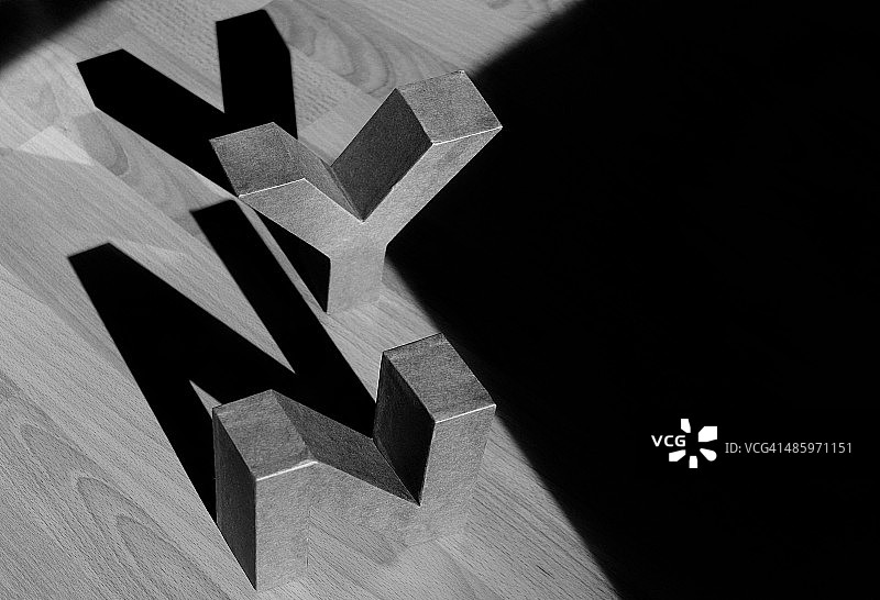 地板上的字母N Y图片素材