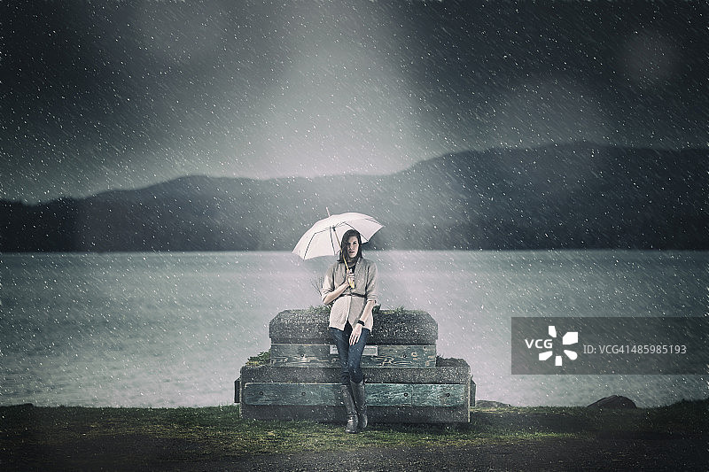 女人站在雨中图片素材