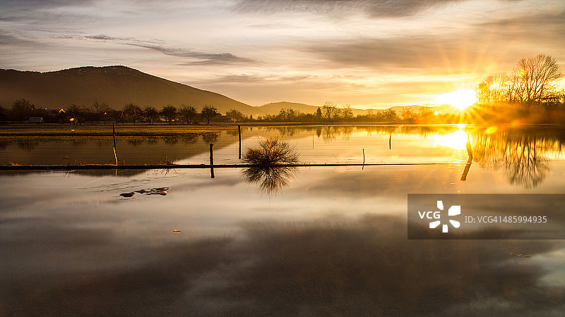双日出图片素材