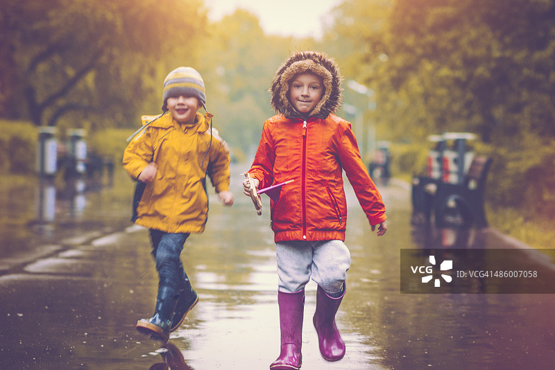 雨中的小男孩图片素材