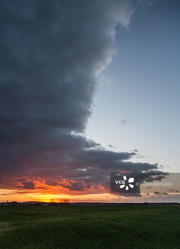 乡村风暴雨后的绚丽日落图片素材