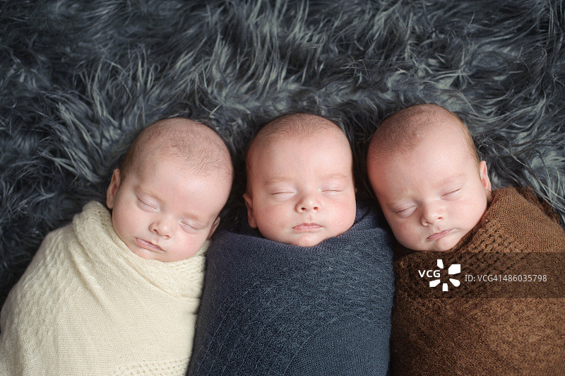 同卵三胞胎兄弟图片素材