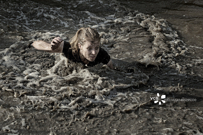女人在脏水里游泳图片素材