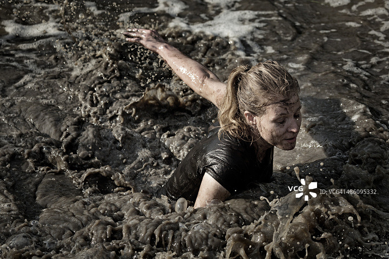 女人在脏水里游泳图片素材