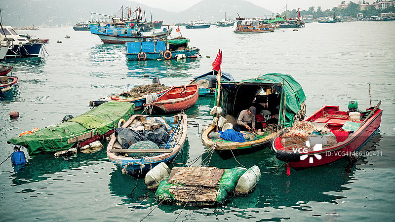 长洲岛的船只和渔民图片素材