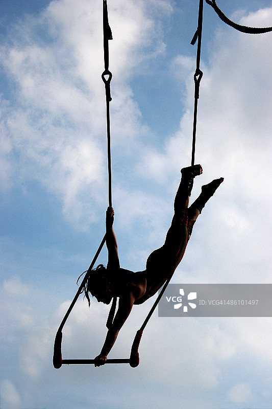 空中飞人女性在吊架上表演图片素材