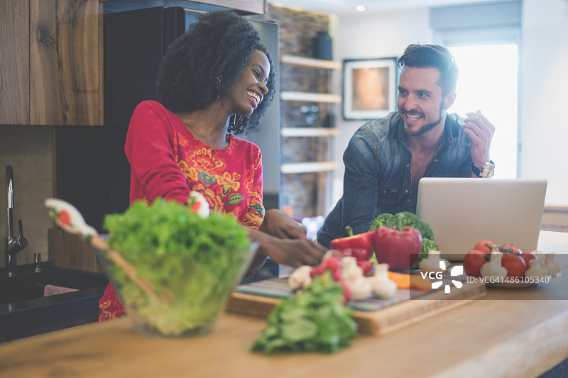 在厨房里的情侣图片素材