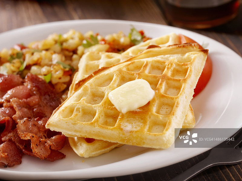 融化黄油和枫糖浆华夫饼图片素材