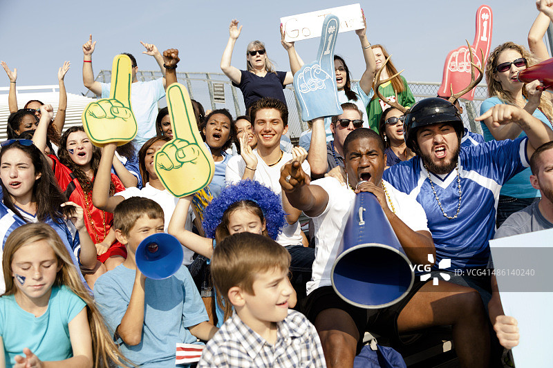 足球迷在体育赛事期间为他们的球队欢呼，体育场图片素材