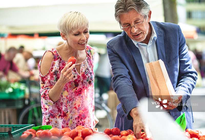 在街头市场购买食物的中年夫妇图片素材