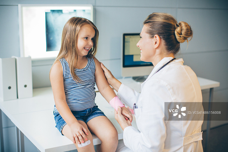 在医生办公室的可爱女孩图片素材