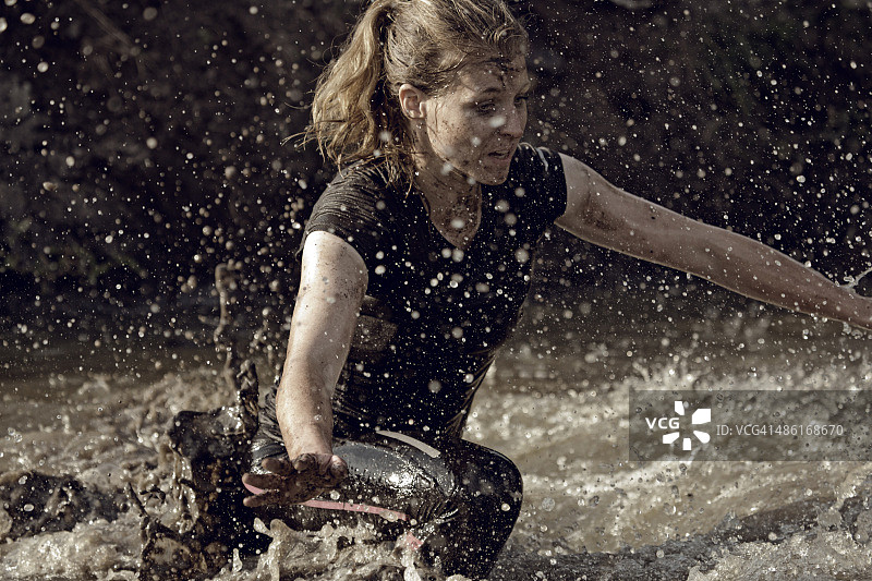 满身泥泞过运河的女人图片素材