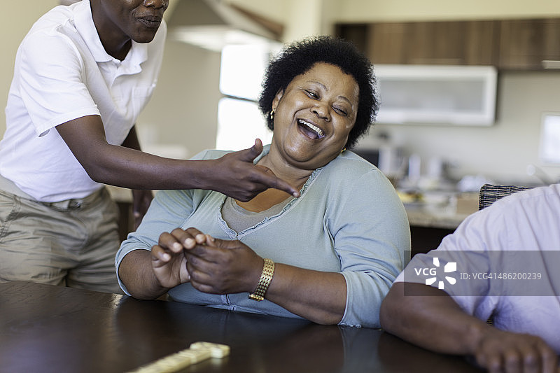 非洲男人指责他的祖父作弊图片素材