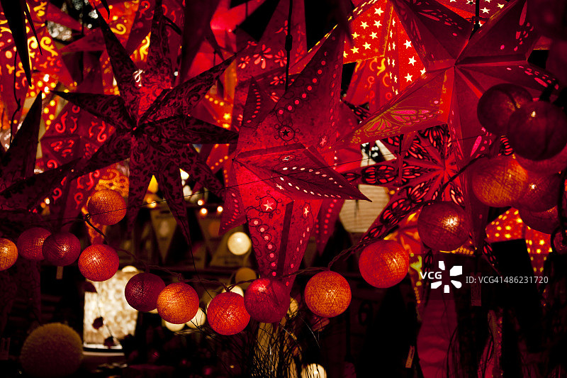 红色圣诞星星和装饰品图片素材