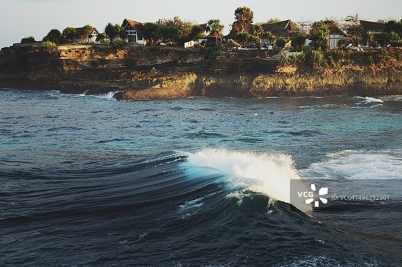 蓝梦岛村庄的海浪图片素材