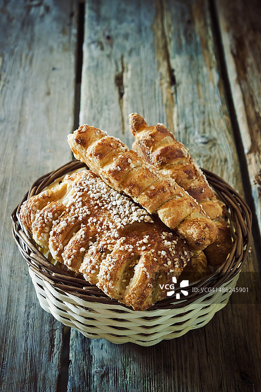 篮子里的甜面包图片素材