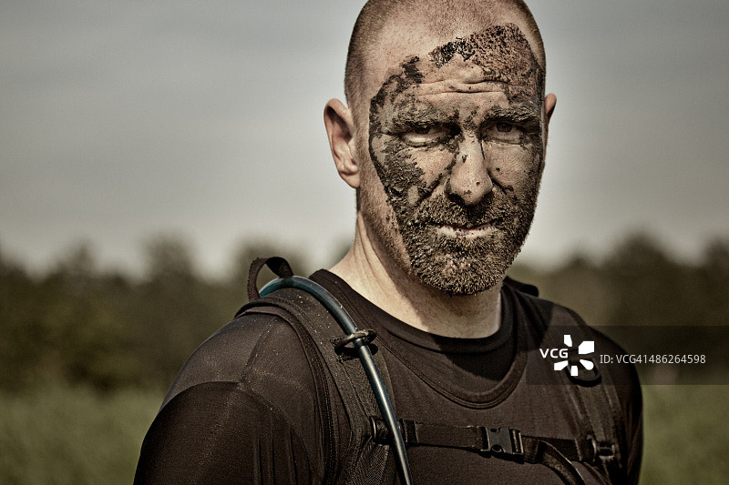 全身泥土的男人特写图片素材