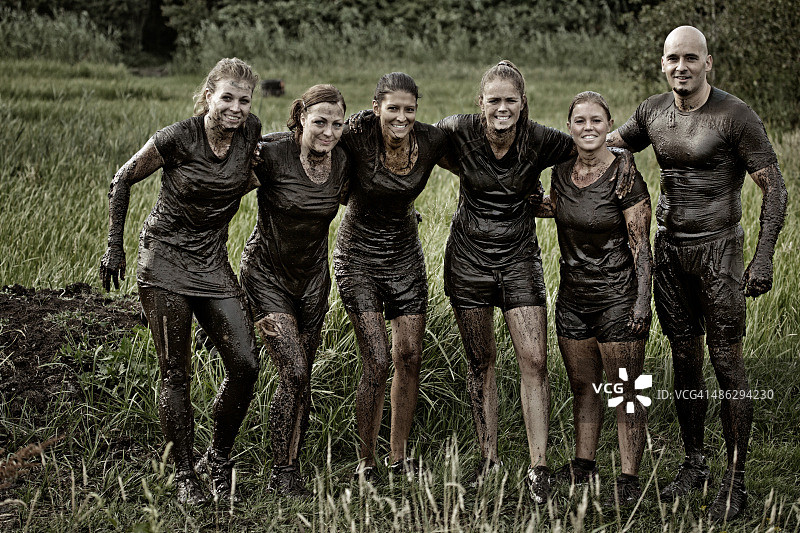 一群朋友泥浆障碍后合影图片素材