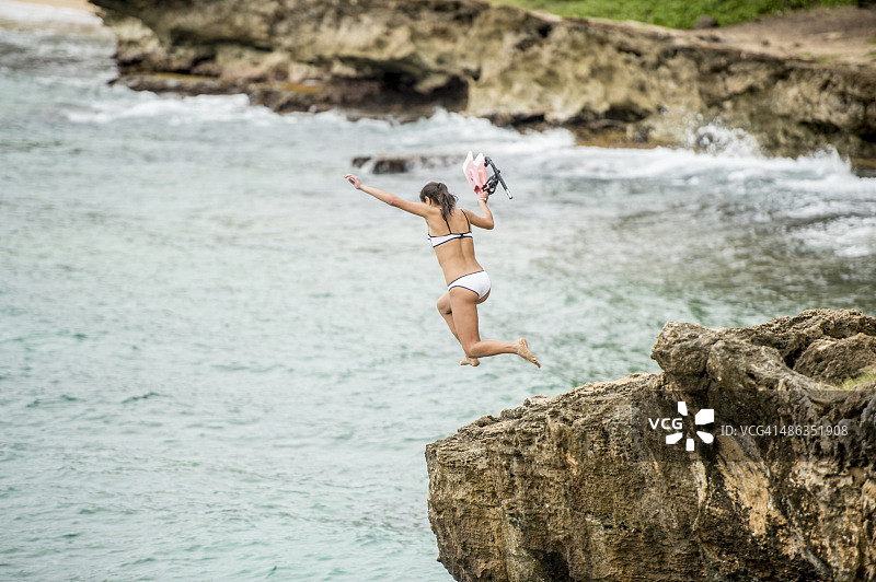 在夏威夷悬崖跳水（含浮潜装备）图片素材