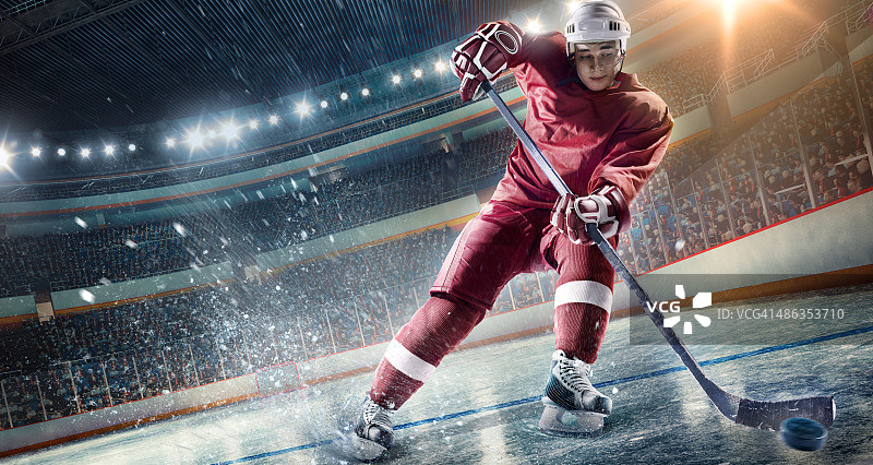 冰球竞技场上的冰球运动员图片素材