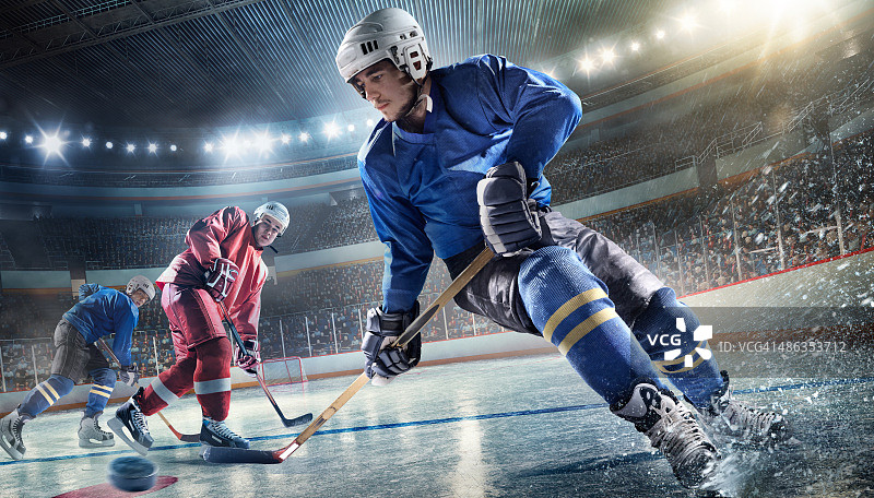 冰球竞技场上的冰球运动员图片素材