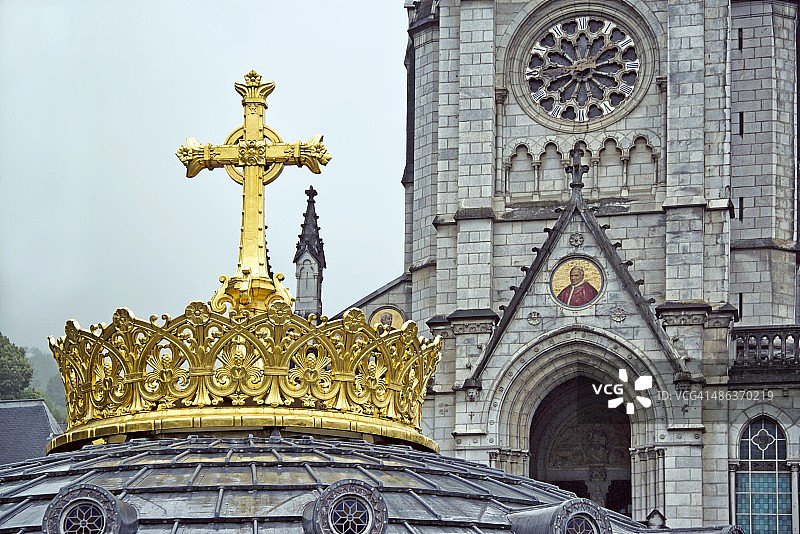卢尔德的金色皇冠和十字架图片素材
