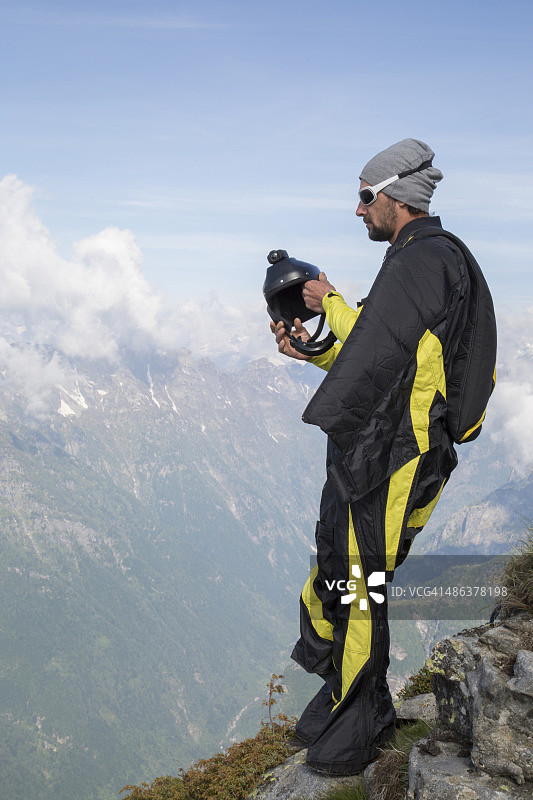 翼装飞行跳伞运动员准备起跳特写图片素材