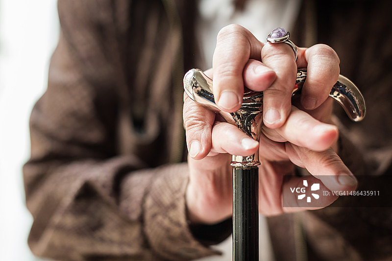 拄着拐杖的老年人的手图片素材