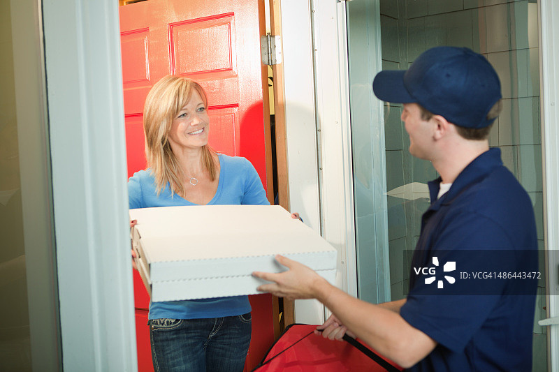 披萨外卖员在顾客家门口送外卖图片素材