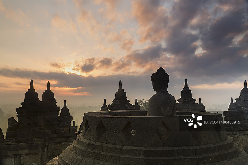 印度尼西亚爪哇岛婆罗浮屠佛教寺庙的佛像剪影图片素材