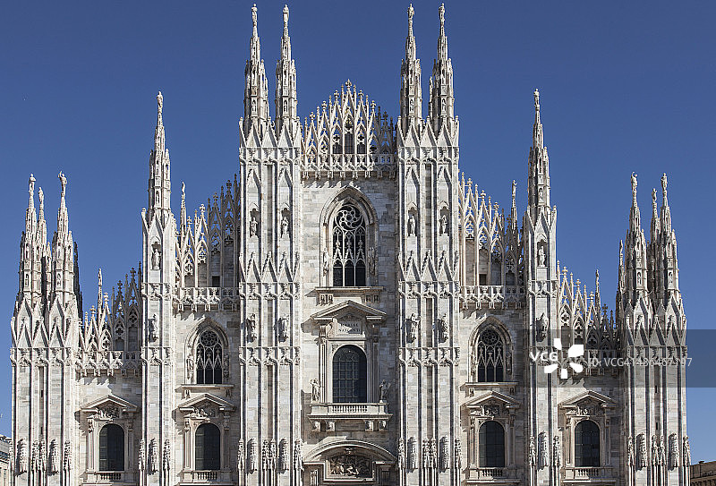 意大利米兰大教堂的对称景观图片素材