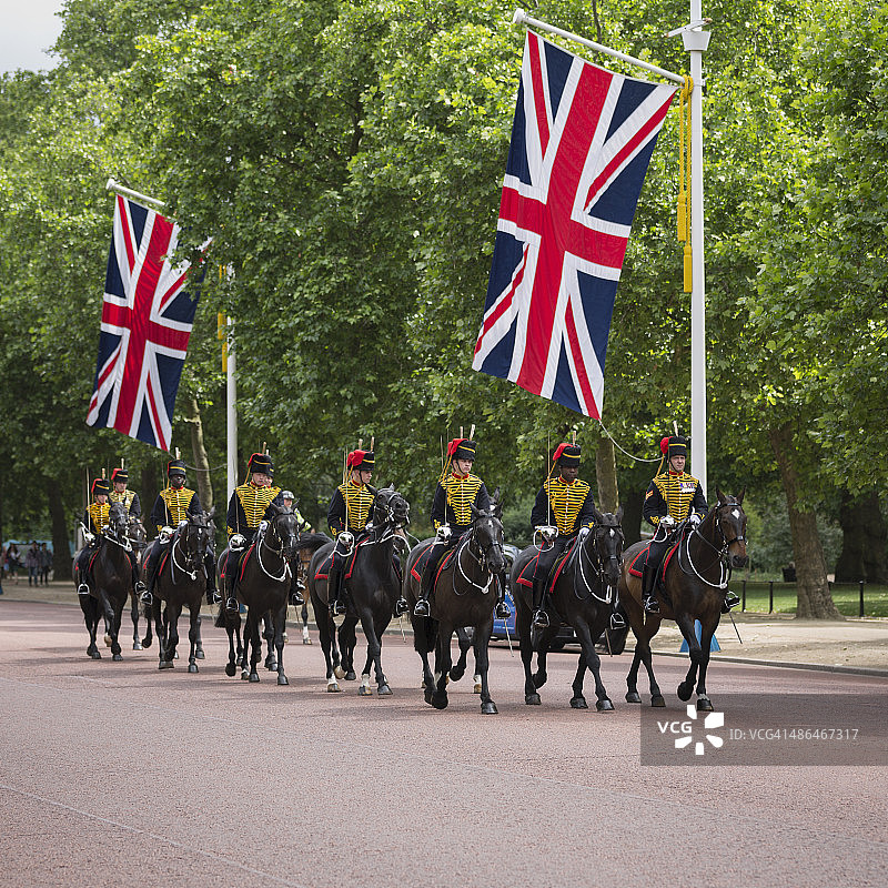 英国伦敦，皇家骑兵炮兵团在林荫大道上图片素材