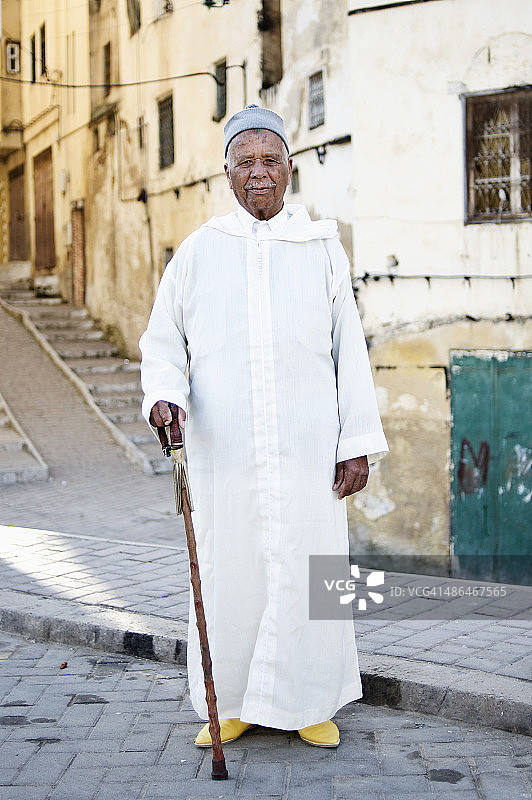 手持拐杖的男子肖像，摩洛哥非斯麦地那图片素材