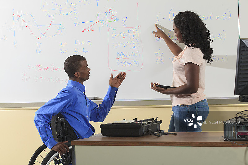 两名工程系学生在讨论电子方程式图片素材