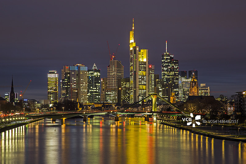 德国黑森州法兰克福金融区夜景，伊格纳茨·布比斯桥图片素材
