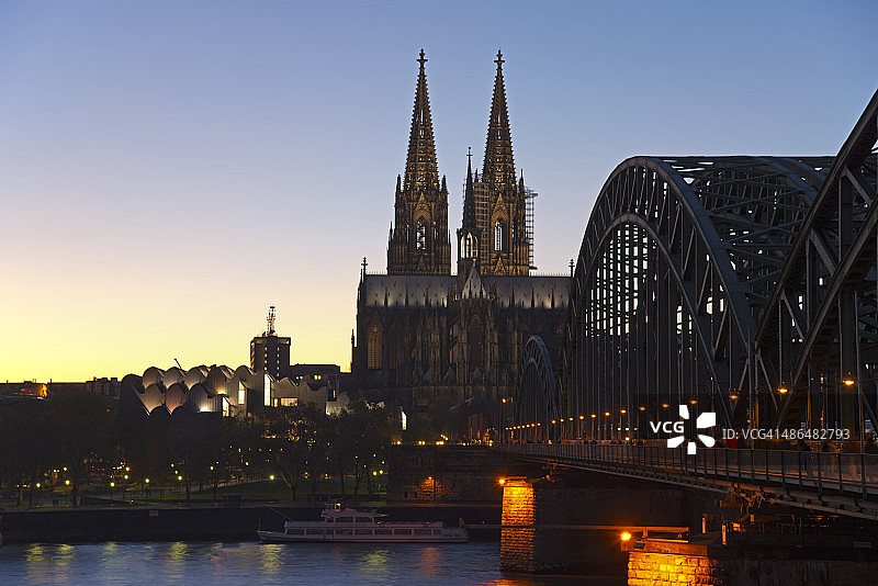 德国北莱茵-威斯特法伦州科隆：科隆大教堂和路德维希博物馆的黄昏景色图片素材