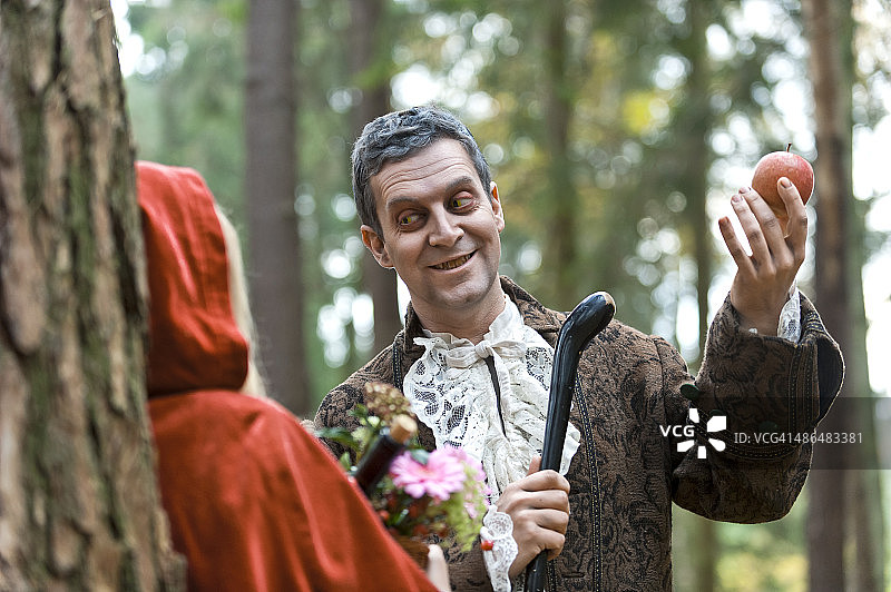 男人代表狼与伪装成小红帽的女孩相遇图片素材