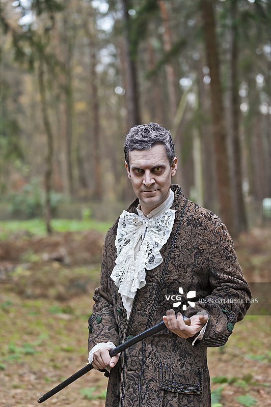 扮演小红帽童话中狼的男人图片素材