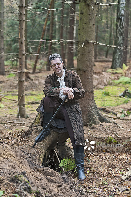 扮演小红帽童话中狼的男人图片素材