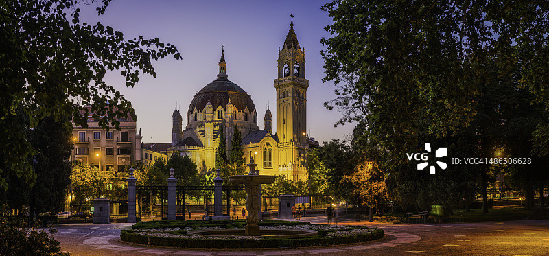 马德里雷蒂罗公园聚光灯照亮塔尖温暖的夏季日落全景西班牙图片素材