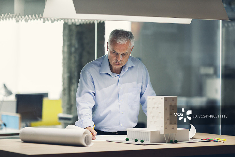 在办公室工作的成熟建筑师图片素材