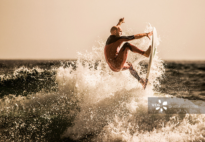 冲浪者在海上驾驭最佳浪潮图片素材