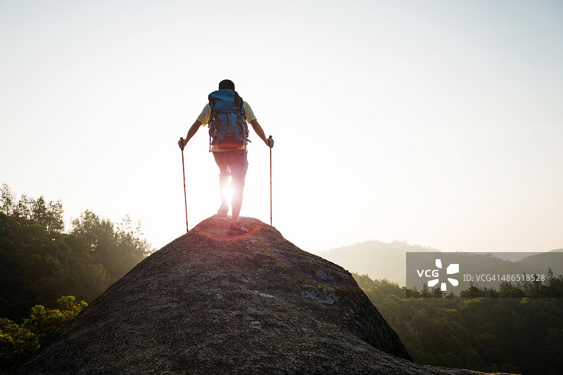 站在岩石上的男人图片素材