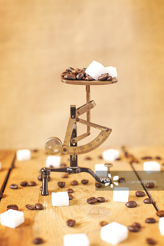 咖啡豆和糖在秤上图片素材