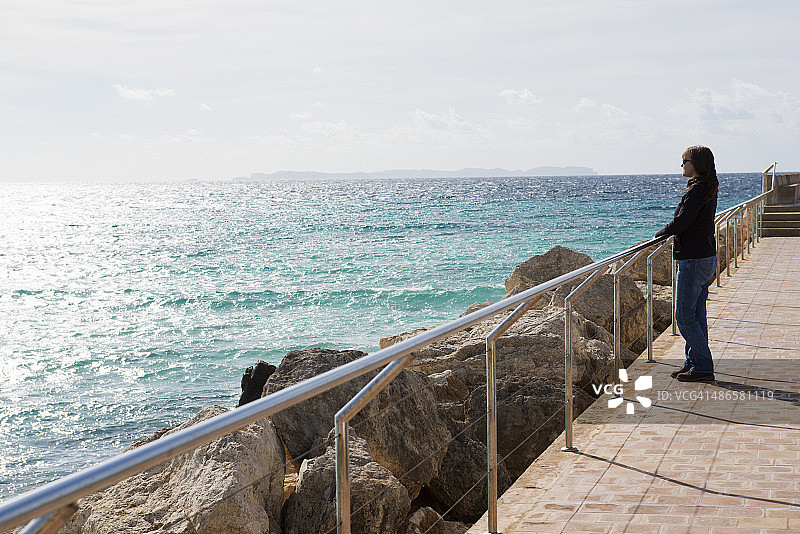 女人在萨拉皮塔海堤欣赏风景图片素材