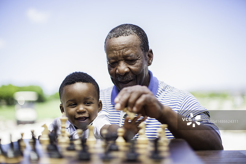 非洲爷爷和孙子下棋图片素材