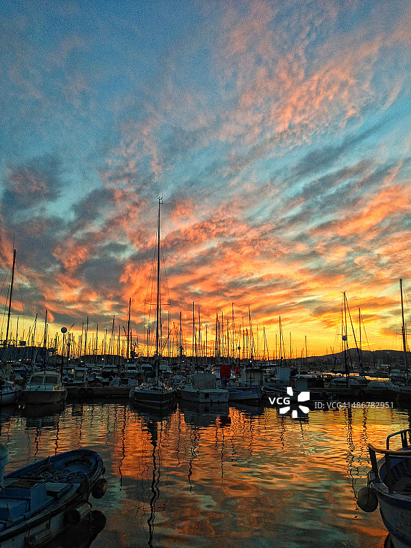 土伦港的日落美景图片素材