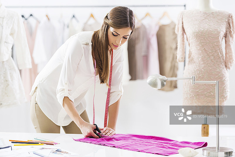 工作中的年轻裁缝图片素材