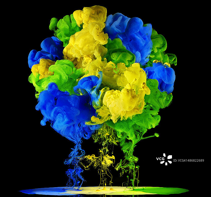 油漆、墨水和水中的巴西国旗颜色图片素材