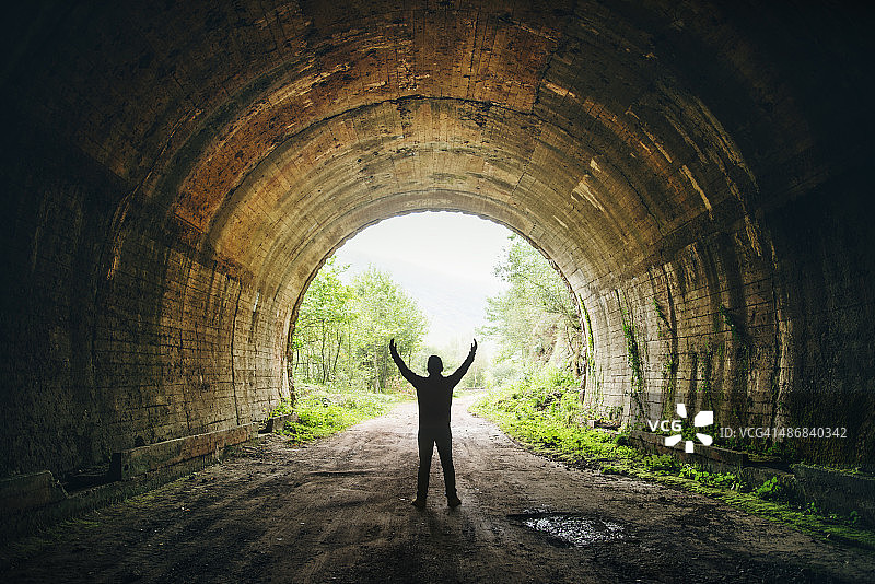 隧道尽头的光图片素材
